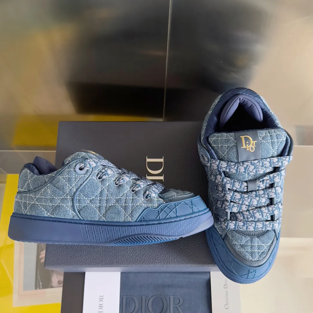 [DIOR] P: 820💰 Men's 39-44. (Male 38. 45. Customized) Dior Dior B9S series top version bread shoes casual sports shoes skate shoes original purchase development and production This new B9S skateboard sneakers are inspired by skateboarding and Dior's high-order spirit. Crafted from navy blue cotton tweed, the classic cannage pattern is reinterpreted with grained calfskin details in homage to Dior's savoir-faire. Padded tongue and technical fabric leg provide ideal comfort. Iconic details abound throughout the design, such as the Dior signature on the heel and tongue, cannage-patterned panels, and the rubber Dior Charm signature on the side inspired by the Dior logo. The rubber soles engraved with Oblique printing with a gradient effect are more refined and can add a high-end temperament to various looks. Exquisite packaging at the delivery counter🛍📦 ▪️Fabric: Original customized first-layer cowhide + tweed ▪️Inner lining: Customized breathable lining ▪️Outsole: Original open-molded anti-slip TPU material ▪️Sole thickness: 3.5CM.